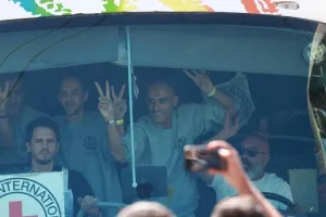 إسرائيل تفرج عن 83 أسيرا فلسطينيا ضمن المرحلة الأولى من اتفاق التبادل