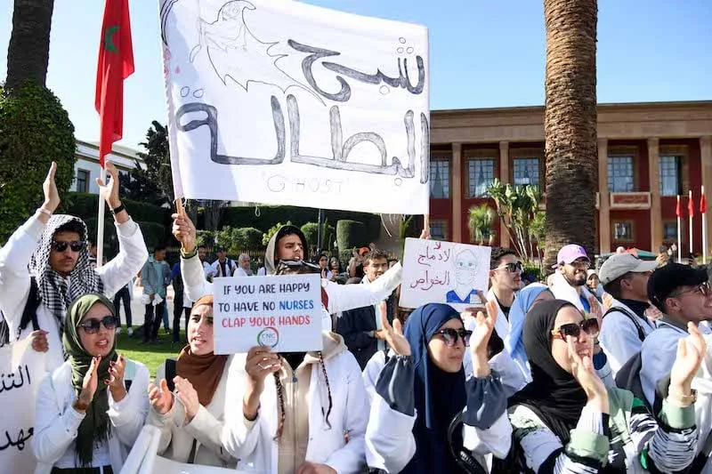 خريجو معاهد التمريض يحتجون على تقليص المناصب المالية ويهددون بالتصعيد ضد وزارة الصحة
