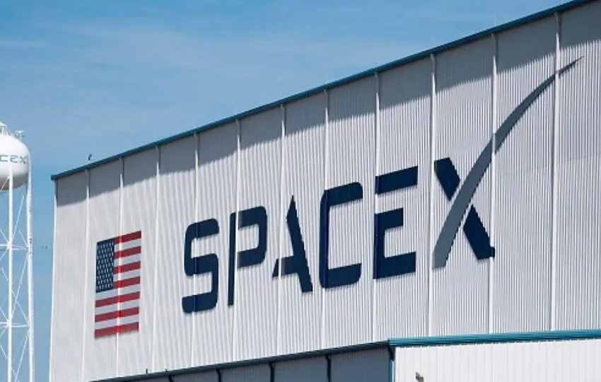 سبيس إكس تطلق 28 قمرا اصطناعيا لتعزيز شبكة الإنترنت الفضائية