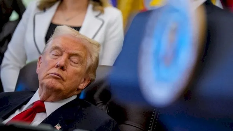 صور ترامب “النعسان” تثير جدلاً والبيت الأبيض يوضح الموقف