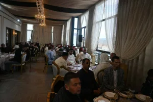 عرس جماعي بالناظور يحتفي بستة عشر زيجـة ويُحيي تقاليد التضامن الأسري