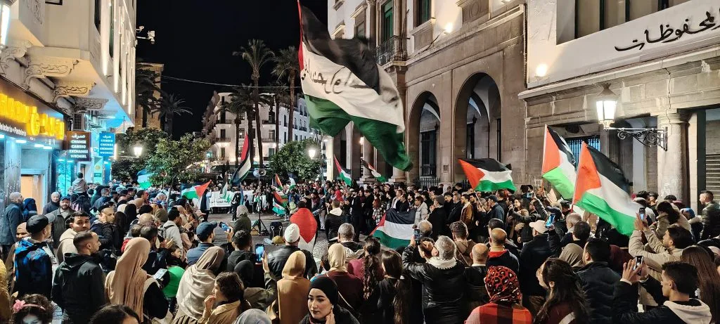 مئات المغاربة يتظاهرون بتطوان تضامناً مع الفلسطينيين واللبنانيين والسودانيين ورفضاً للتطبيع