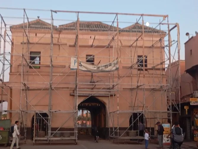 شلل اقتصادي واجتماعي في أحياء باب أحمر بمراكش جراء إغلاق الممر التاريخي