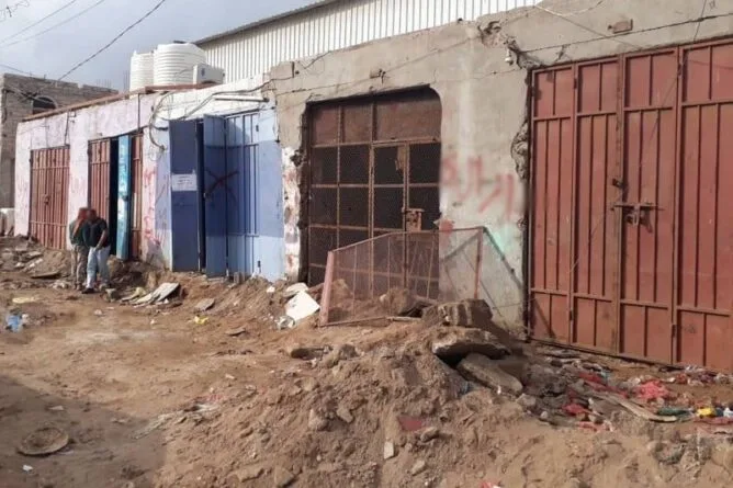 حالة استنفار أمني بالنواصر بعد تهديد رئيس جماعة سابق بحرق نفسه احتجاجاً على هدم مستودعاته