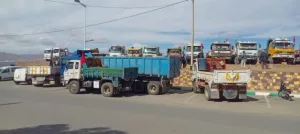 احتجاجات أرباب شاحنات الريش ضد الممارسات التعسفية للدرك الملكي