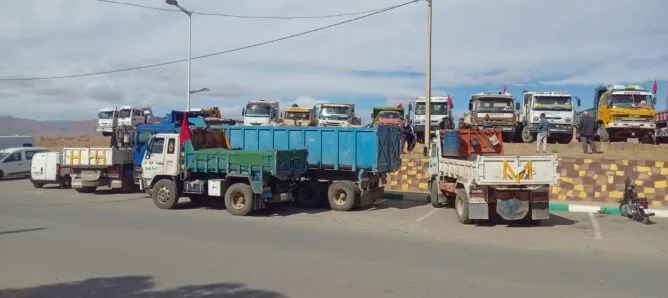 احتجاجات أرباب شاحنات الريش ضد الممارسات التعسفية للدرك الملكي