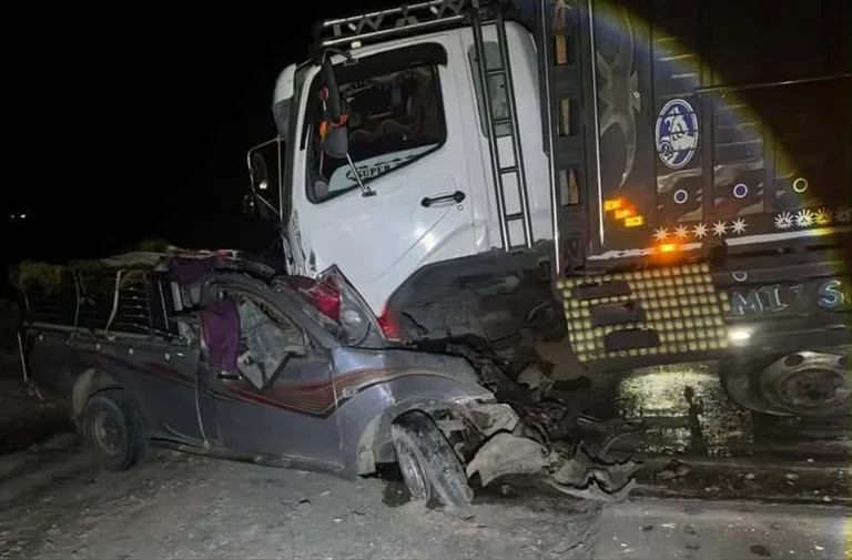 مصرع سائق إثر تصادم مميت بين شاحنة وبيكوب على الطريق ضواحي أزمور