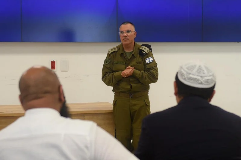 الإسرائيلي أفيخاي أدرعي يعلن تقاعده بعد 30 عامًا من التواجد الإعلامي البارز