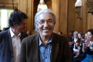 بوعلام صنصال يغادر السجن الجزائري ويطمئن على صحته قبل عودته إلى فرنسا