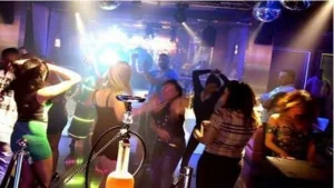 مقاهي ففاس تتحول إلى قاعات حفلات وسط شكايات متكررة من الساكنة