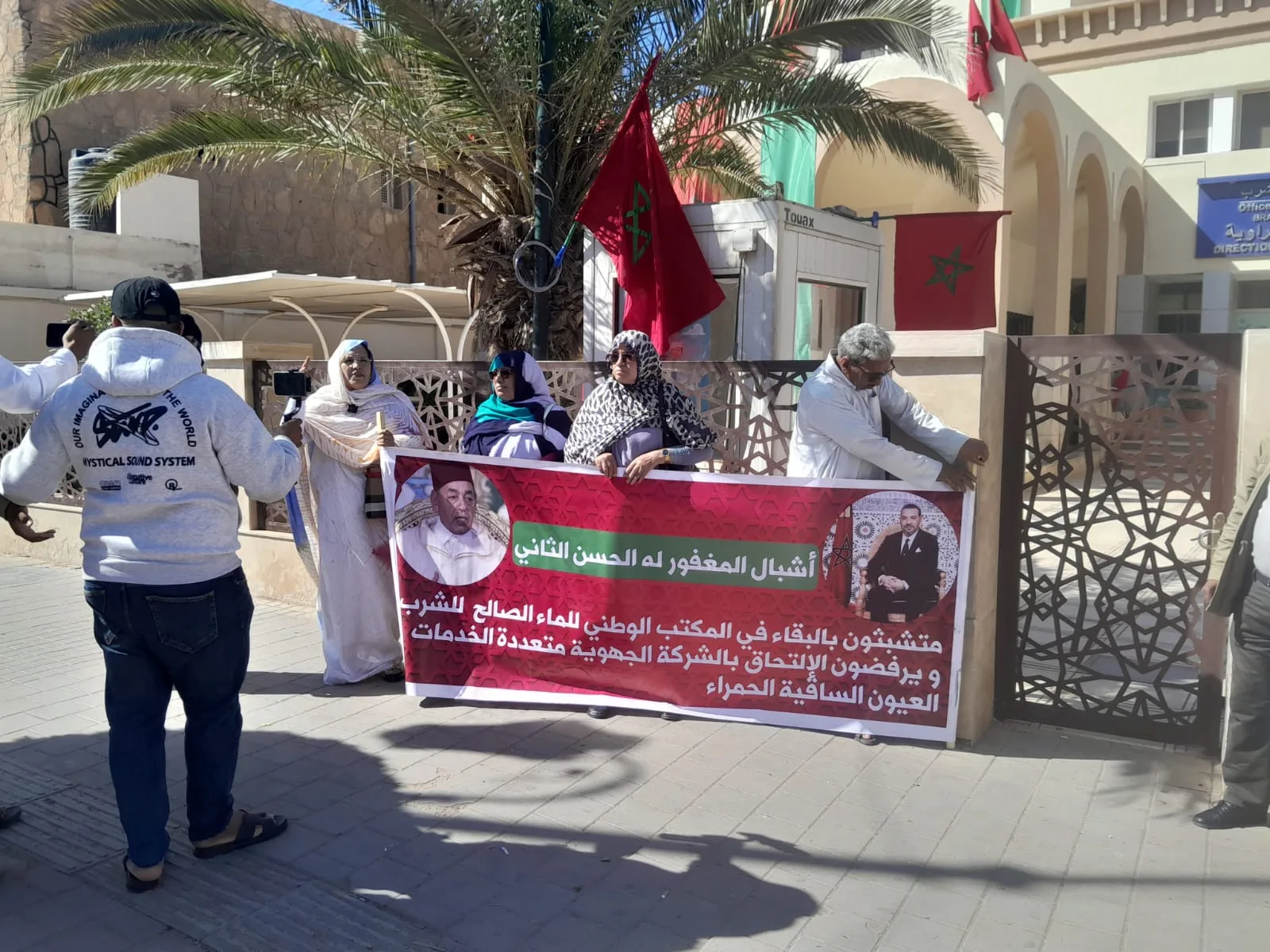 موظفو “اشبال الحسن الثاني” يحتجون بالعيون رفضًا لنقلهم إلى الشركة الجهوية