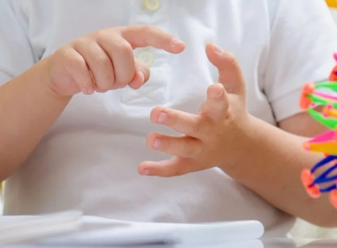 استخدام الأصابع في الحساب علامة اجتهاد لا ضعف عند التلاميذ