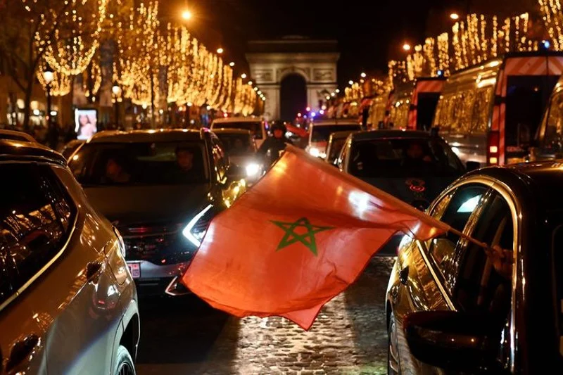 احتفالات مغاربة فرنسا تستحضر روح المسيرة الخضراء وعيد الاستقلال في باريس