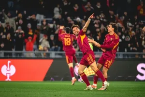 نائل العيناوي يسطع في روما ويجذب إعجاب مدرب الفريق