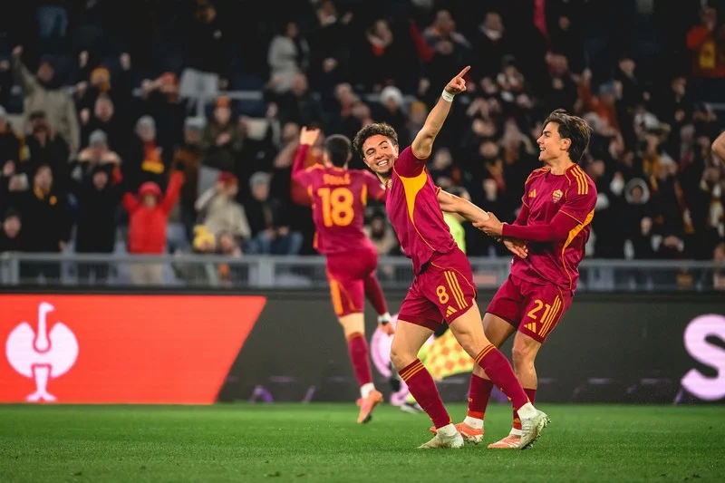 نائل العيناوي يسطع في روما ويجذب إعجاب مدرب الفريق