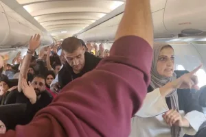 احتجاز أكثر من 150 فلسطينيا في مطار جوهانسبرغ يشعل موجة انتقادات بجنوب إفريقيا