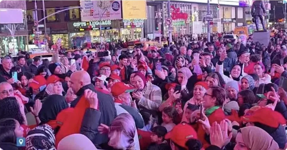 نيويورك تتلون بالأحمر والأخضر … المغاربة يحتفلون بقرار أممي تاريخي حول الصحراء المغربية في قلب تايمز سكوير