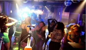 مقاهي بفاس تتحول إلى قاعات حفلات وسط شكايات متكررة من الساكنة