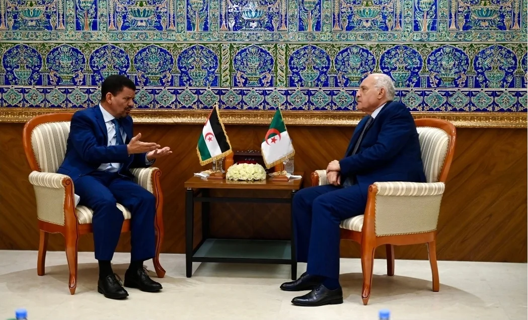 بعد صدمة مجلس الأمن الدولي … وزير الخارجية الجزائري يستقبل مسؤول بالبوليساريو ويصدر معه بيانا كله تناقضات