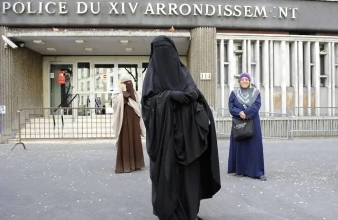 ست دول أوروبية تحظر اللباس الإسلامي الكامل تحت ذريعة الأمن و”كرامة المرأة”