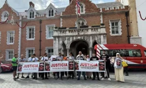 وقفة للمطالبة بالعدالة في قضية مقتل شابين من أصول مغربية بجبل طارق بعد دهسهم من طرف الشرطة البحرية