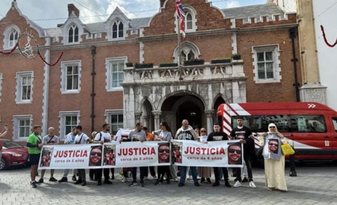 وقفة للمطالبة بالعدالة في قضية مقتل شابين من أصول مغربية بجبل طارق بعد دهسهم من طرف الشرطة البحرية