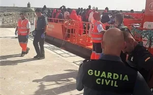 إسبانيا تفتتح أكبر مركز لاحتجاز المهاجرين غير النظاميين في أوروبا بمدينة الجزيرة الخضراء … وسط جدل سياسي واحتجاجات حقوقية