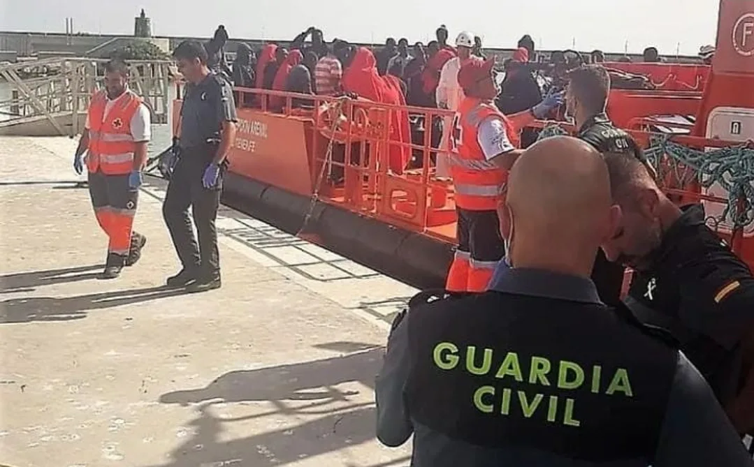 إسبانيا تفتتح أكبر مركز لاحتجاز المهاجرين غير النظاميين في أوروبا بمدينة الجزيرة الخضراء … وسط جدل سياسي واحتجاجات حقوقية