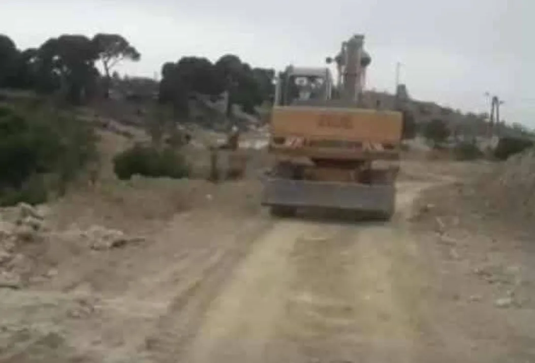 الحسيمة :      خروقات وتجاوزات في مشروع تهيئة طريق بجماعة أربعاء تاوريرت