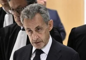 خوفا من تسميمه … الرئيس الفرنسي ساركوزي في مواجهة صعبة داخل أسوار السجن