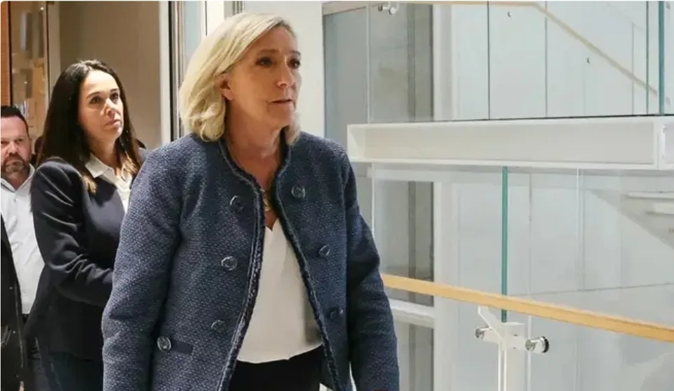 شابة مغربية تمثل رفقة زعيمة أقصى اليمين الفرنسي مارين لوبان أمام المحكمة
