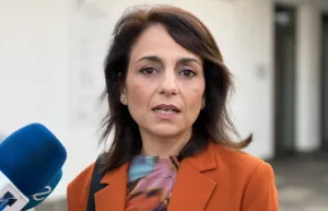 مليلية :    عضوة المعارضة في الحكومة المحلية دنيا المنصوري تُحرج زعيم المعارضة الإسبانية فيخو