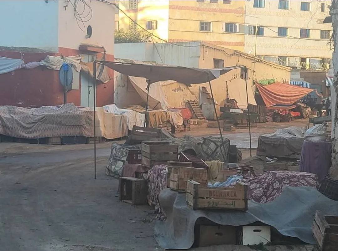 الناظور :    سوق إشوماي يتحول إلى “حارة مومباي” … قانون الغاب يسود و”السلطة” في عطلة مفتوحة !