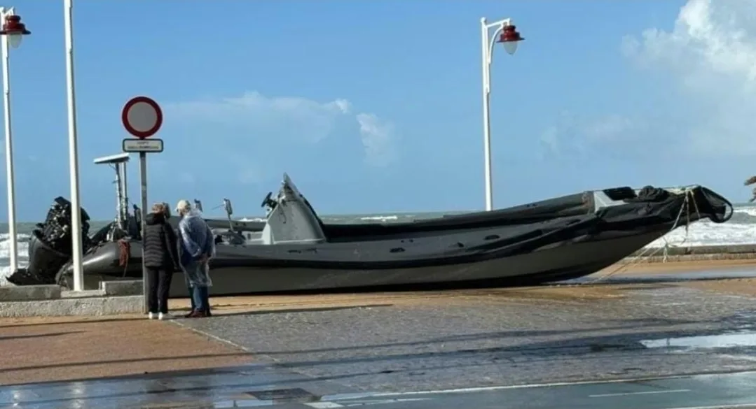 إسبانيا :     في مشهد صادم … مهربون يركنون “زورقًا نفاثًا” للمخدرات وسط كورنيش قادس وأمام الملأ