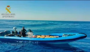 زوارق المخدرات تتكدّس على سواحل الأندلس هرباً من عاصفة الأطلسي التي تضرب شمال المغرب وجنوب إسبانيا