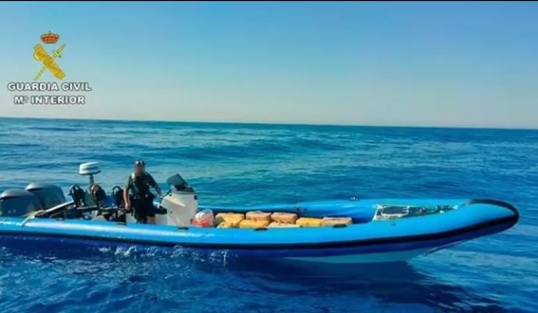 زوارق المخدرات تتكدّس على سواحل الأندلس هرباً من عاصفة الأطلسي التي تضرب شمال المغرب وجنوب إسبانيا