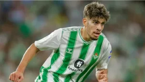 أستون فيلا يضع عينه على نجم “أسود الأطلس” ويستعد لضخ 30 مليون يورو