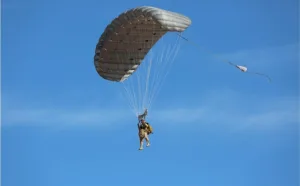 الحزب الشعبي الإسباني يرفع منسوب الضغط على حكومة مدريد بسبب “المهاجرين الطائرين” القادمين من المغرب إلى سبتة المحتلة عبر السماء