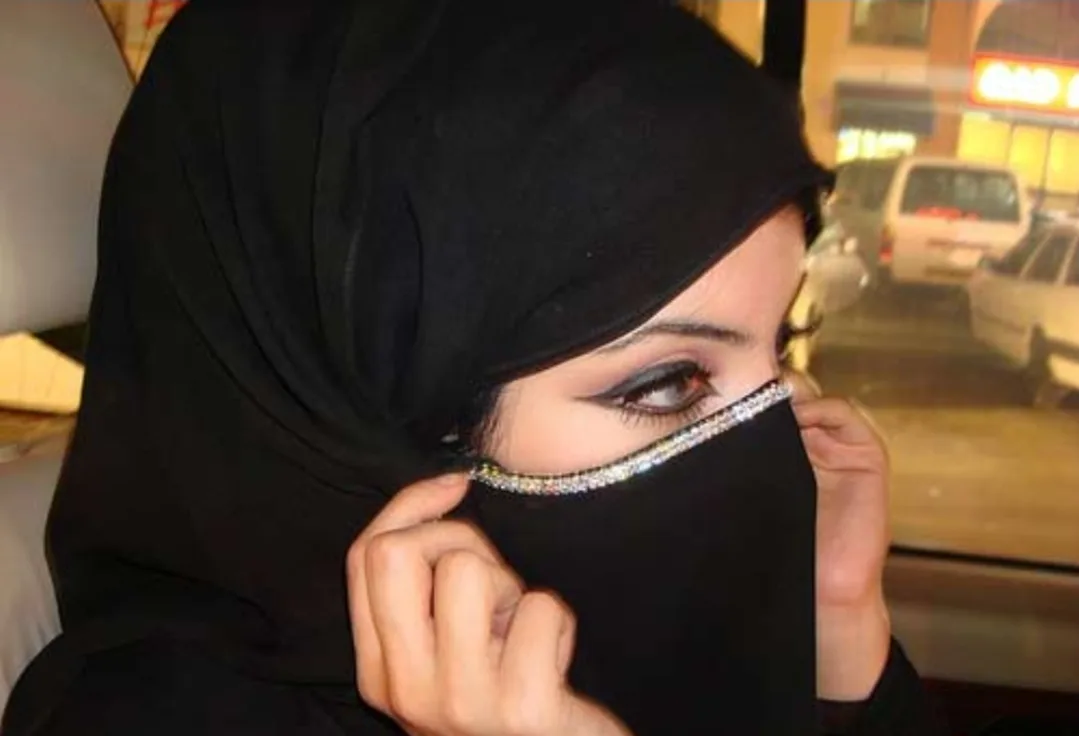 حزب ڤوكس يقترح من مليلية المحتلة قانوناً وطنياً لحظر البرقع والنقاب في الأماكن العامة بإسبانيا