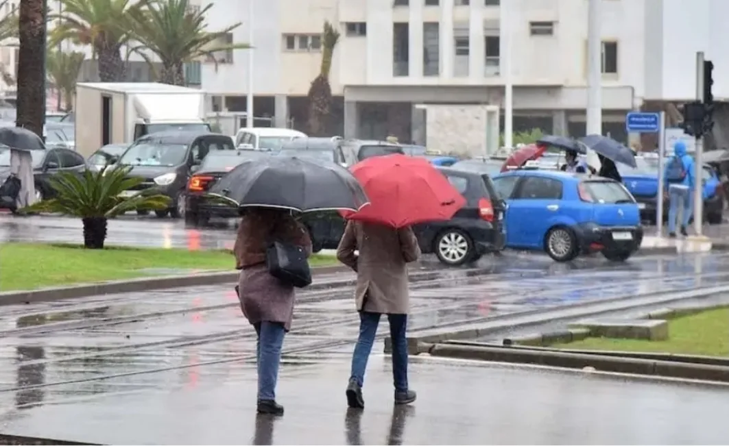 أمطار وانخفاض في درجات الحرارة يهيمنان على أجواء الأربعاء في المغرب