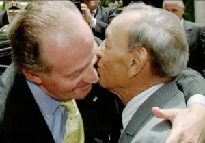 خوان كارلوس الأول والحسن الثاني … صداقة وُصفت في مدريد بـ”الحميمية”، لكنها في الرباط جزء من سياق تاريخي أوسع