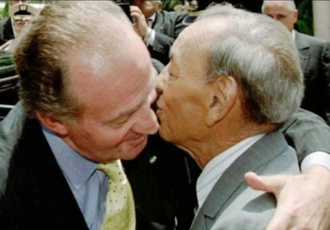 خوان كارلوس الأول والحسن الثاني … صداقة وُصفت في مدريد بـ”الحميمية”، لكنها في الرباط جزء من سياق تاريخي أوسع