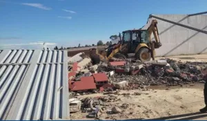 الدار البيضاء :    حملة موسعة بالنواصر لهدم مستودعات عشوائية تستغل أراضي فلاحية خارج القانون