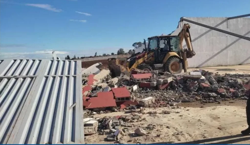 الدار البيضاء :    حملة موسعة بالنواصر لهدم مستودعات عشوائية تستغل أراضي فلاحية خارج القانون