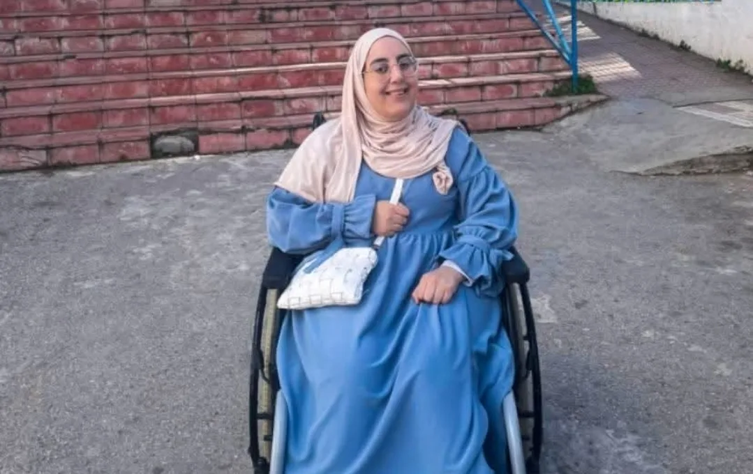 يهم عامل شقشاون :      سكينة شابة من ذوي الاحتياجات الخاصة سجينة داخل منزلها بسبب غياب الممرات بالجبهة