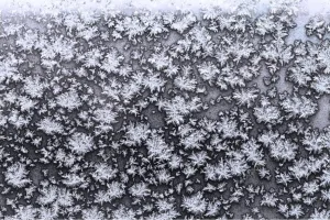 طقس السبت … أجواء باردة وصقيع بالمرتفعات ورياح قوية بالمغرب