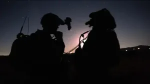 معركة عنيفة تنتهي بنجاة جندي إسرائيلي رغم إصابة قلبه برصاصة مباشرة