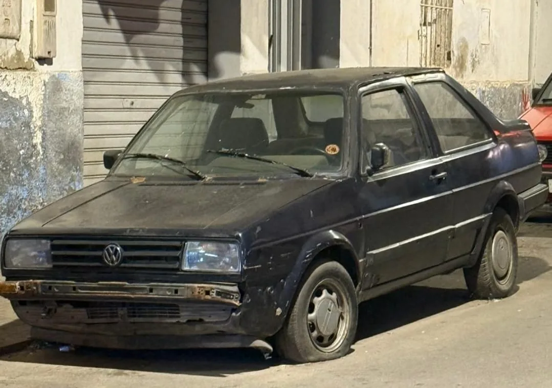 الحسيمة … سيارة تابعة للهلال الأحمر “مدفونة” منذ أزيد من عشر سنوات أمام منزل مسؤول متقاعد كان يستغلها !!