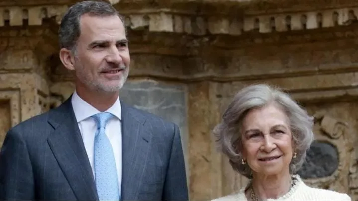 الملك فيليبي السادس يمنح والدته الملكة صوفيا وسام “الصوف الذهبي” في مناسبة تاريخية