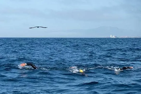 عبورُ مضيق جبل طارق سباحةً… تجربة عالمية تتّسع، وحضور مغربي يوقّع محطات تاريخية